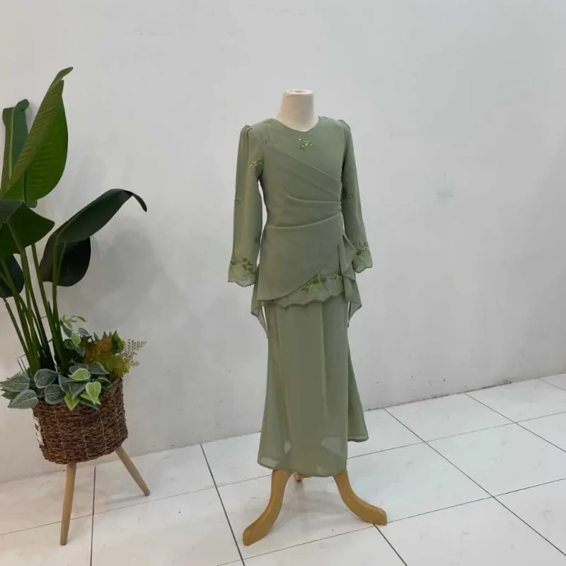 NEW DESIGN SET FAMILY MODEN DELIMA IN SAGE GREEN I KURUNG DAN BAJU MELAYU I MATERIAL CHIFFON thumbnail 3
